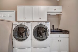 Nhà, nhiều giường, bếp (Private Lakefront Oasis - 5 Bedroom) | Giặt ủi