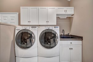 独立别墅, 多张床, 厨房 (Private Lakefront Oasis - 5 Bedroom) | 洗衣