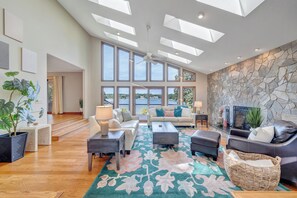 Hus, flere senger, kjøkken (Private Lakefront Oasis - 5 Bedroom) | Oppholdsområde