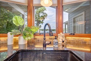 Hus, flere senger, kjøkken (Private Lakefront Oasis - 5 Bedroom) | Innvendig