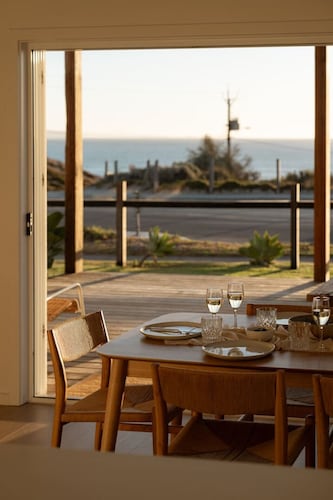 The Nook Haus~2 bed beachfront oasis~sunset views