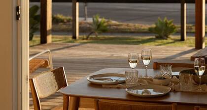 The Nook Haus~2 bed beachfront oasis~sunset views