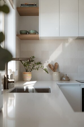 Een koelkast, een microgolfoven, een oven, een vaatwasser