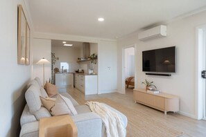 TV, stereo - The Nook Studio ~ 1 bedroom ~ stunning ocean views (Aldinga Beach)