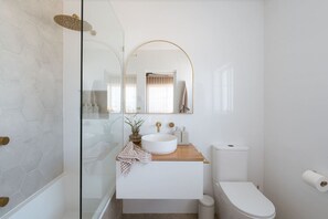 A modern bathroom with a glass shower enclosure, a round sink, and a toilet. - The Nook Studio ~ 1 bedroom ~ stunning ocean views (Aldinga Beach)