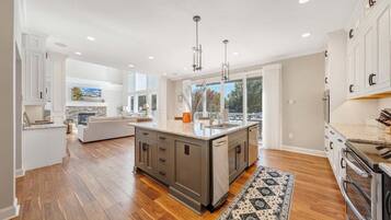 House, Multiple Beds, Patio (LAKE Paradiso) | Private kitchen