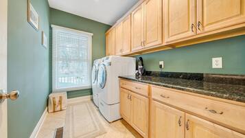 House, Multiple Beds, Kitchen (LAKE Lookout) | Laundry