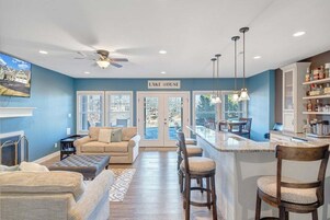 Casa, varias camas, patio (Serenity Shores) | Interior