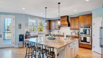 House, Multiple Beds, Patio (Serenity Shores) | Private kitchen