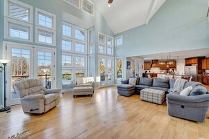 Casa, varias camas, patio (Serenity Shores) | Zona de estar