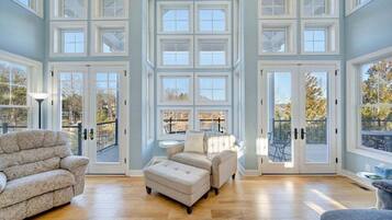 House, Multiple Beds, Patio (Serenity Shores) | Living area