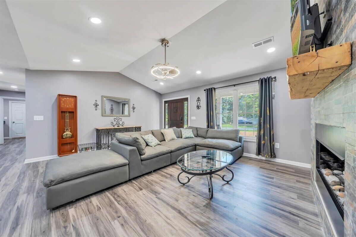 House, Multiple Beds, Pool Access (Lakeview Village East) | Living area