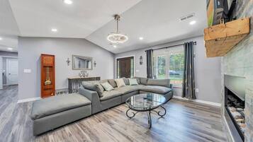 House, Multiple Beds, Pool Access (Lakeview Village East) | Living area