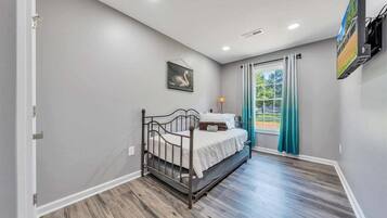 House, Multiple Beds, Pool Access (Lakeview Village East)