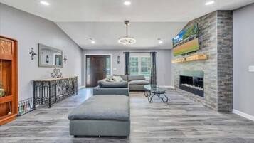 House, Multiple Beds, Pool Access (Lakeview Village East) | Living area