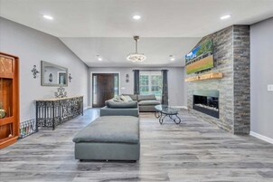 独立别墅, 多张床, 使用泳池 (Lakeview Village East) | 起居区