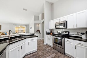 Jääkaappi, mikroaaltouuni, uuni, liesi