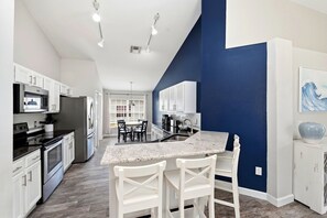 Frigorífic, microones, forn i placa de cuina 