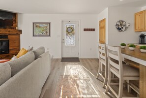 Älytelevisio, takka, DVD-soitin