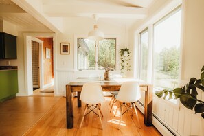 Dining - Fabulous 2-bedroom house in Grand Marais perfect for your getaway (Grand Marais)