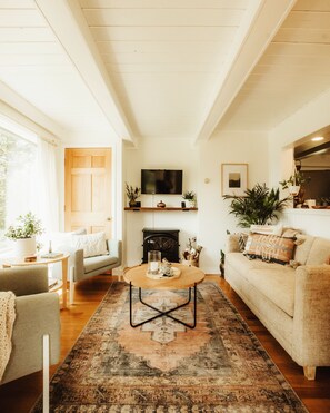 Living area - Fabulous 2-bedroom house in Grand Marais perfect for your getaway (Grand Marais)