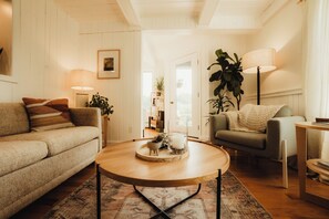 Living area - Fabulous 2-bedroom house in Grand Marais perfect for your getaway (Grand Marais)