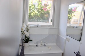 Een douche, een haardroger, handdoeken