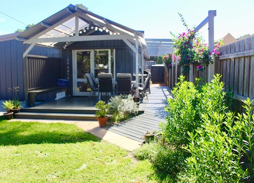 Beachside McCrae retreat. 5 minute walk to beach, supermarket, restaurant,cafes.