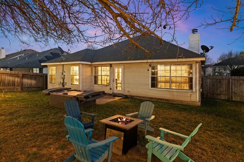Luxury Austin Retreat w/Hot Tub & Fireplace - 4BR
