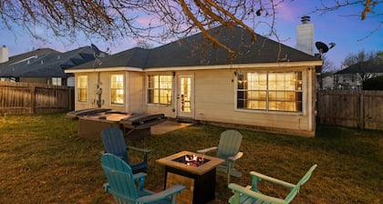 Luxury Austin Retreat w/Hot Tub & Fireplace - 4BR