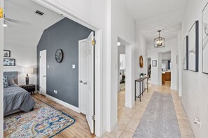 WiFi - Luxury Austin Retreat w/Hot Tub & Fireplace - 4BR (Austin)