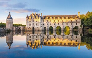 A historic building with a moat, featuring a large central tower and multiple arched windows. - Awesome home in Loches with WiFi (Loches)