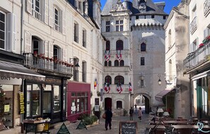 A historic building with a central tower, arched windows, and flags. - Awesome home in Loches with WiFi (Loches)
