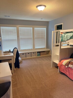 4 bedrooms, iron/ironing board, WiFi, bed sheets
