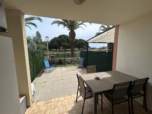 Outdoor dining - Pleasant studio cabin apartment in residence with pool near Richelieu beach, Cap d'Agde (LE CAP D AGDE)