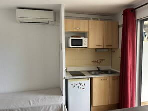 Fridge, microwave, cookware/dishes/utensils - Pleasant studio cabin apartment in residence with pool near Richelieu beach, Cap d'Agde (LE CAP D AGDE)