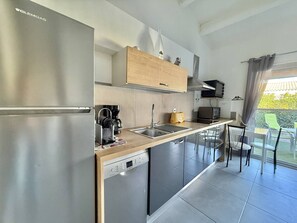 Refrigerador, microondas, horno y utensilios de cocina 