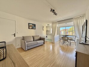 Un appartamento moderno con soggiorno, sala da pranzo e cucina.