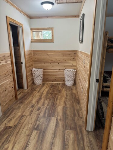 Lovely all new 2-bedroom cabin with T.V. & free internet in charming Littleton