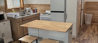 Lovely all new 2-bedroom cabin with T.V. & free internet in charming Littleton