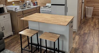 Lovely all new 2-bedroom cabin with T.V. & free internet in charming Littleton