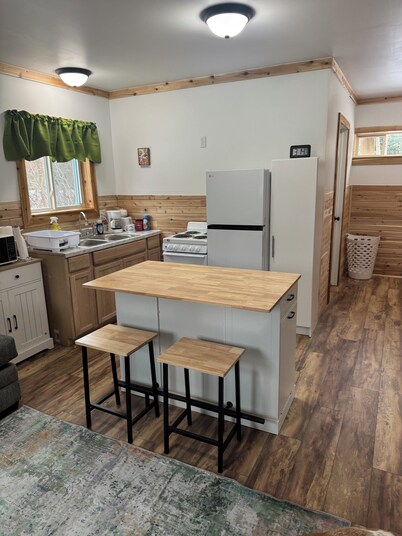 Lovely all new 2-bedroom cabin with T.V. & free internet in charming Littleton