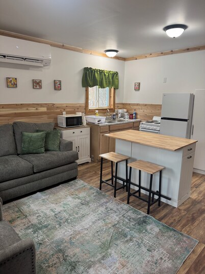 Lovely 2-bedroom cabin with AC in charming Littleton