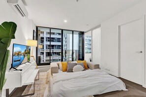 2 bedrooms, desk, iron/ironing board, WiFi - Stylish Melbourne CBD Getaway - Pool & Gym Access (Melbourne)