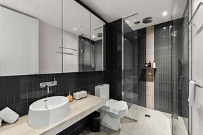 Dusche, Haartrockner, Handtücher, Seife