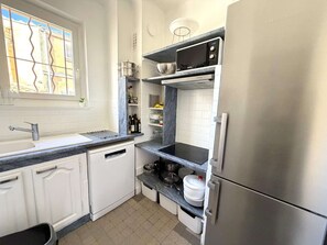 Kühlschrank, Mikrowelle, Toaster, Kochgeschirr/Geschirr/Besteck