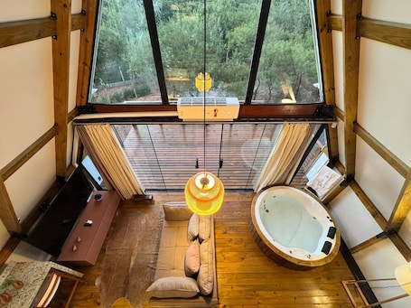 Interior. Chalé Folk Village Moderno com jacuzzi