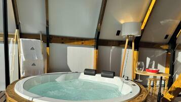 Chalet | Indoor spa tub