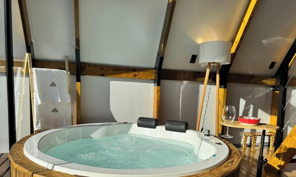 Chalet | Bañera de hidromasaje cubierta