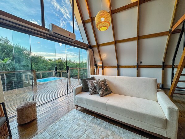 Chalet | Living area - Chalé Folk Village Moderno com jacuzzi (Bonito)